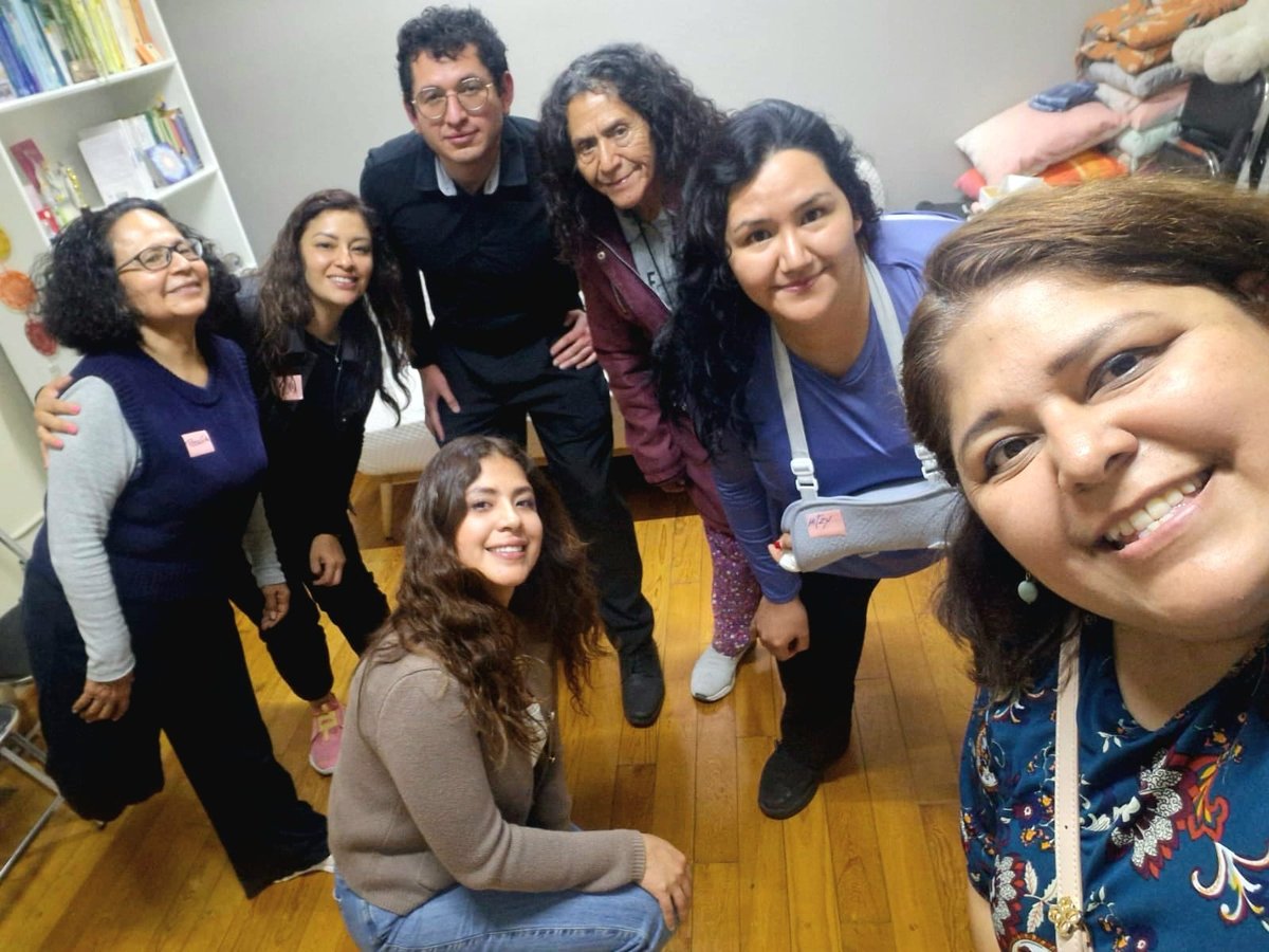 Fotografía grupal de las personas participantes al cierre de la sesión de Constelaciones con Causa del 27 de agosto de 2026, en Narvarte, Ciudad de México.